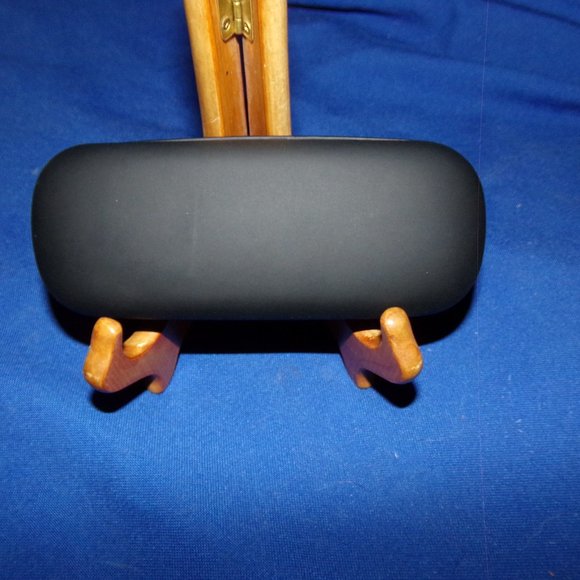 Insights Eyeglasses Case with Cleaning Cloth - black flip-top hardshell - Picture 3 of 6